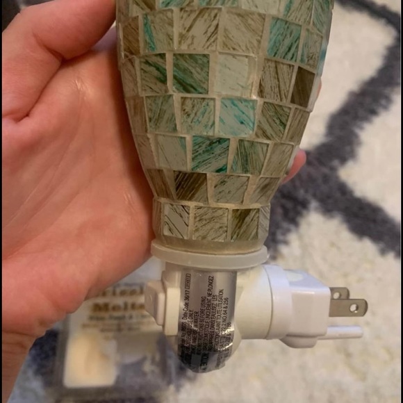 Wall Plug In with Scents Included - Picture 6 of 8